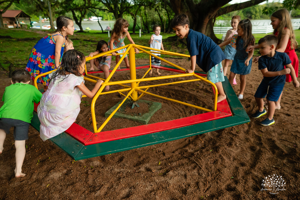 aniversário-infantil – fotografia-de-aniversário – fotógrafo-infantil - banho-de-chuva – memórias-da-infância – fotografia-afetiva – festa-infantil-ao-ar-livre – caça e pesca - Pelotas – fotografia-documental – fotografia-com-emoção – Antonio-Rocha