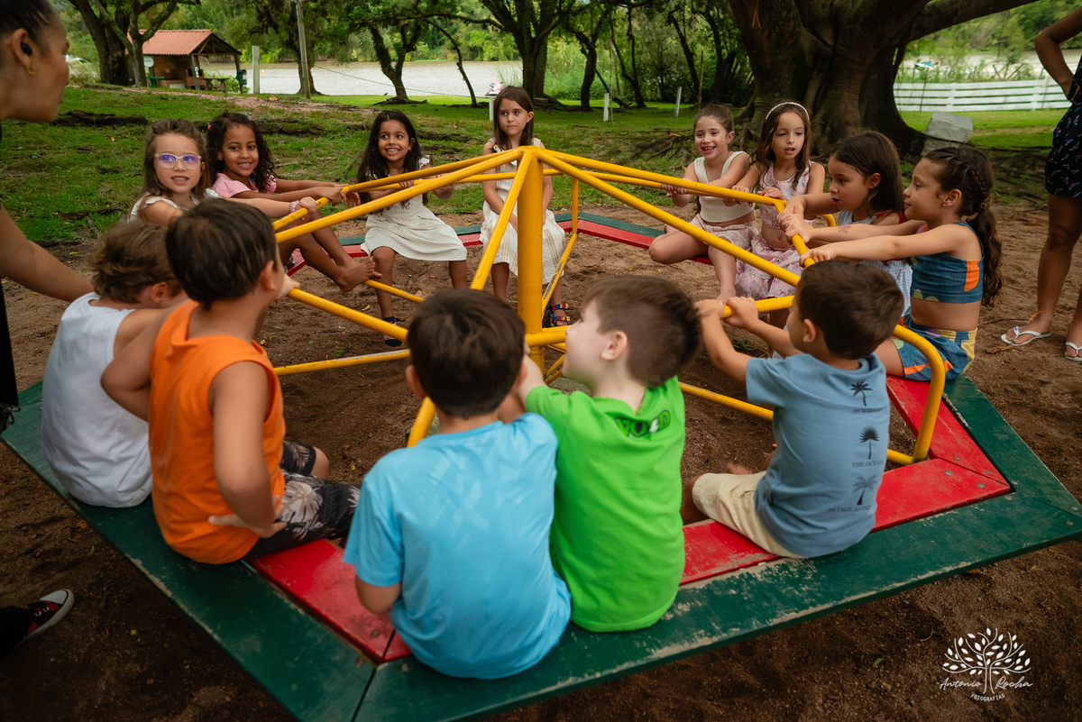 aniversário-infantil – fotografia-de-aniversário – fotógrafo-infantil - banho-de-chuva – memórias-da-infância – fotografia-afetiva – festa-infantil-ao-ar-livre – caça e pesca - Pelotas – fotografia-documental – fotografia-com-emoção – Antonio-Rocha