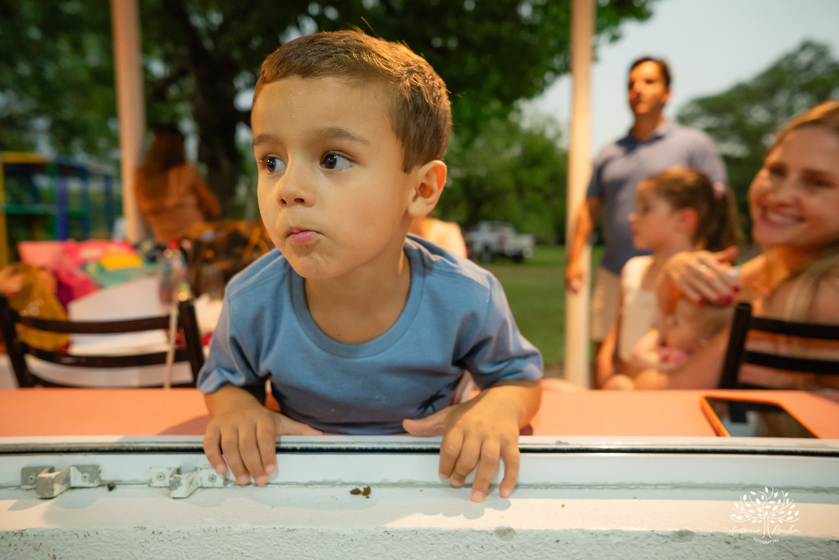 aniversário-infantil – fotografia-de-aniversário – fotógrafo-infantil - banho-de-chuva – memórias-da-infância – fotografia-afetiva – festa-infantil-ao-ar-livre – caça e pesca - Pelotas – fotografia-documental – fotografia-com-emoção – Antonio-Rocha