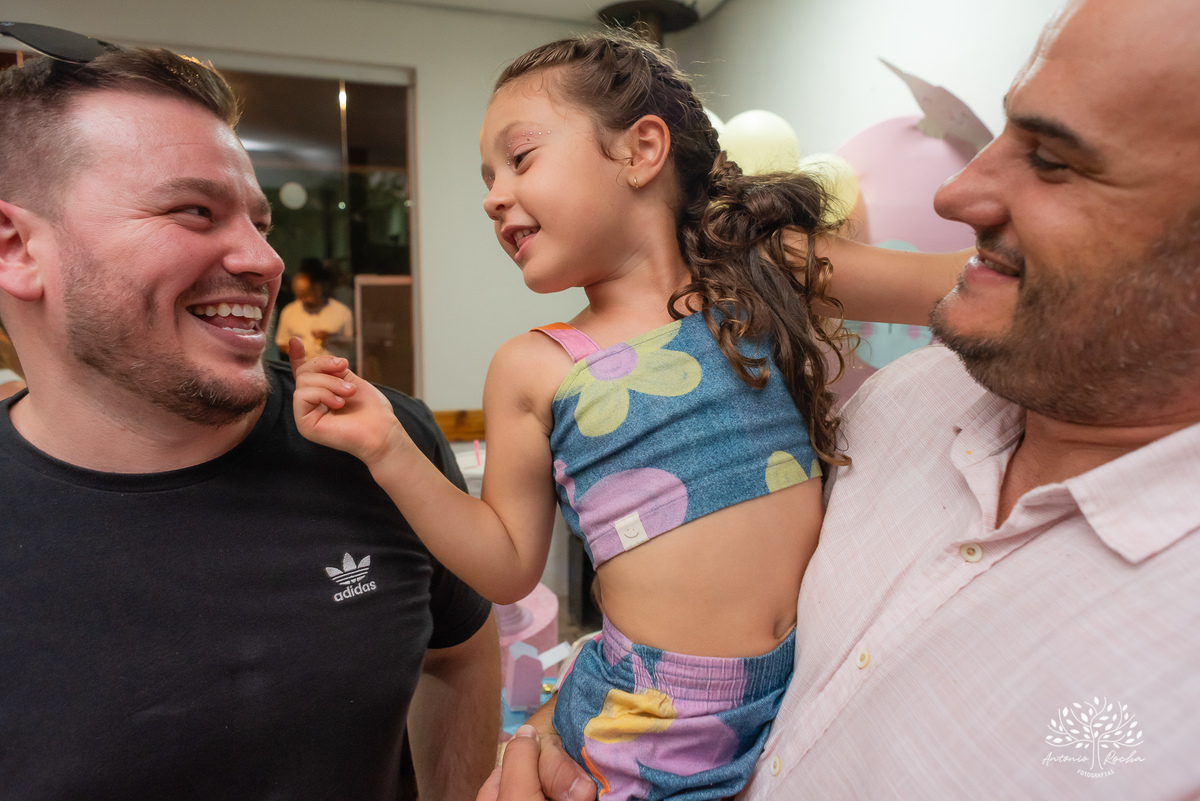 aniversário-infantil – fotografia-de-aniversário – fotógrafo-infantil - banho-de-chuva – memórias-da-infância – fotografia-afetiva – festa-infantil-ao-ar-livre – caça e pesca - Pelotas – fotografia-documental – fotografia-com-emoção – Antonio-Rocha