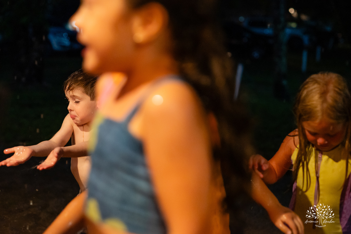 aniversário-infantil – fotografia-de-aniversário – fotógrafo-infantil - banho-de-chuva – memórias-da-infância – fotografia-afetiva – festa-infantil-ao-ar-livre – caça e pesca - Pelotas – fotografia-documental – fotografia-com-emoção – Antonio-Rocha