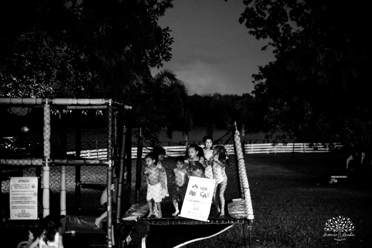 aniversário-infantil – fotografia-de-aniversário – fotógrafo-infantil - banho-de-chuva – memórias-da-infância – fotografia-afetiva – festa-infantil-ao-ar-livre – caça e pesca - Pelotas – fotografia-documental – fotografia-com-emoção – Antonio-Rocha