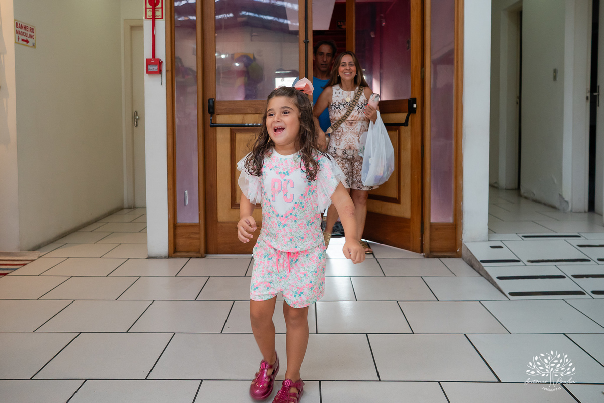 Eulália-4-anos - aniversário-infantil - Frozen - fotógrafo-de-crianças - fotografia-infantil - Antonio-Rocha-Fotografias - decoração-Frozen - Cliff-Kids - língua-azul-Frozen - carinho-no-Olaf - ensaio-de-aniversário - aniversário-divertido - Pelotas