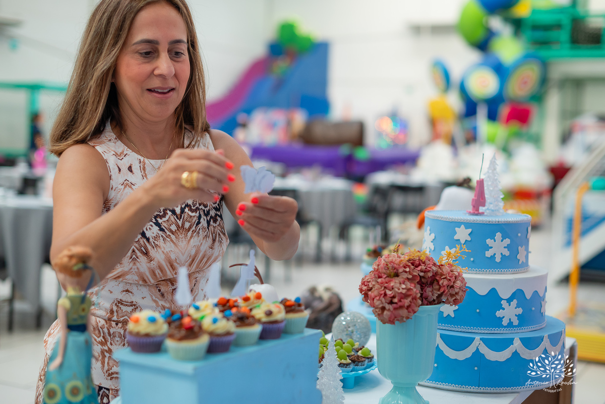 Eulália-4-anos - aniversário-infantil - Frozen - fotógrafo-de-crianças - fotografia-infantil - Antonio-Rocha-Fotografias - decoração-Frozen - Cliff-Kids - língua-azul-Frozen - carinho-no-Olaf - ensaio-de-aniversário - aniversário-divertido - Pelotas