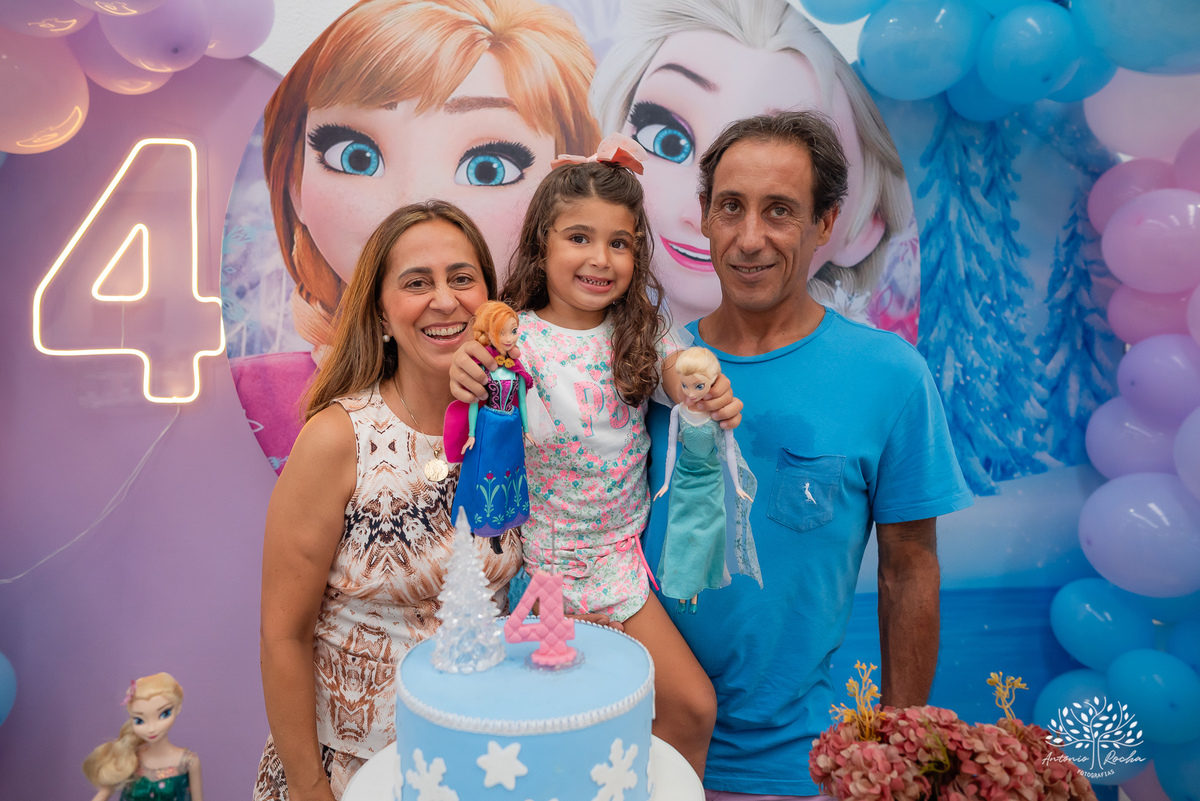 Eulália-4-anos - aniversário-infantil - Frozen - fotógrafo-de-crianças - fotografia-infantil - Antonio-Rocha-Fotografias - decoração-Frozen - Cliff-Kids - língua-azul-Frozen - carinho-no-Olaf - ensaio-de-aniversário - aniversário-divertido - Pelotas