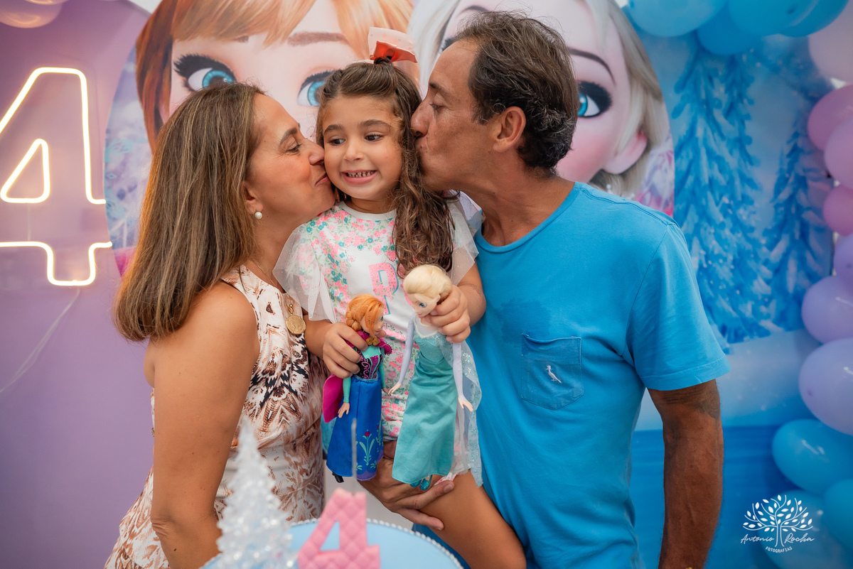 Eulália-4-anos - aniversário-infantil - Frozen - fotógrafo-de-crianças - fotografia-infantil - Antonio-Rocha-Fotografias - decoração-Frozen - Cliff-Kids - língua-azul-Frozen - carinho-no-Olaf - ensaio-de-aniversário - aniversário-divertido - Pelotas