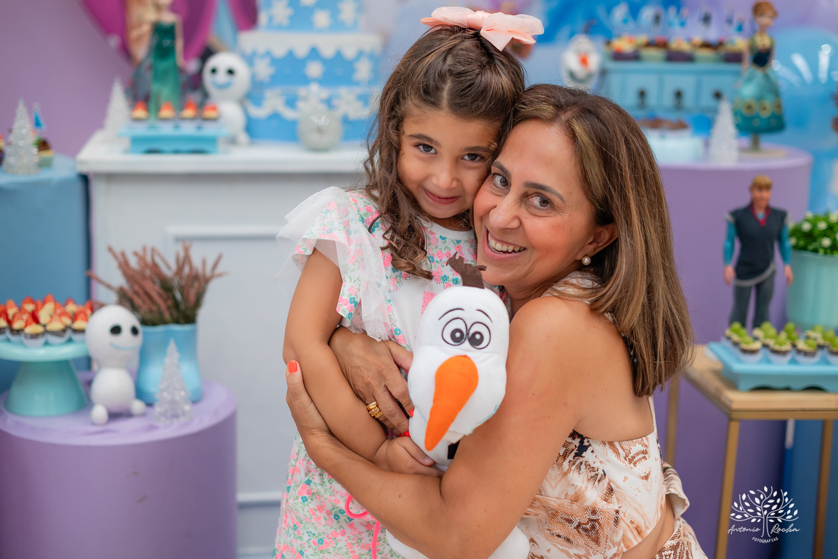 Eulália-4-anos - aniversário-infantil - Frozen - fotógrafo-de-crianças - fotografia-infantil - Antonio-Rocha-Fotografias - decoração-Frozen - Cliff-Kids - língua-azul-Frozen - carinho-no-Olaf - ensaio-de-aniversário - aniversário-divertido - Pelotas
