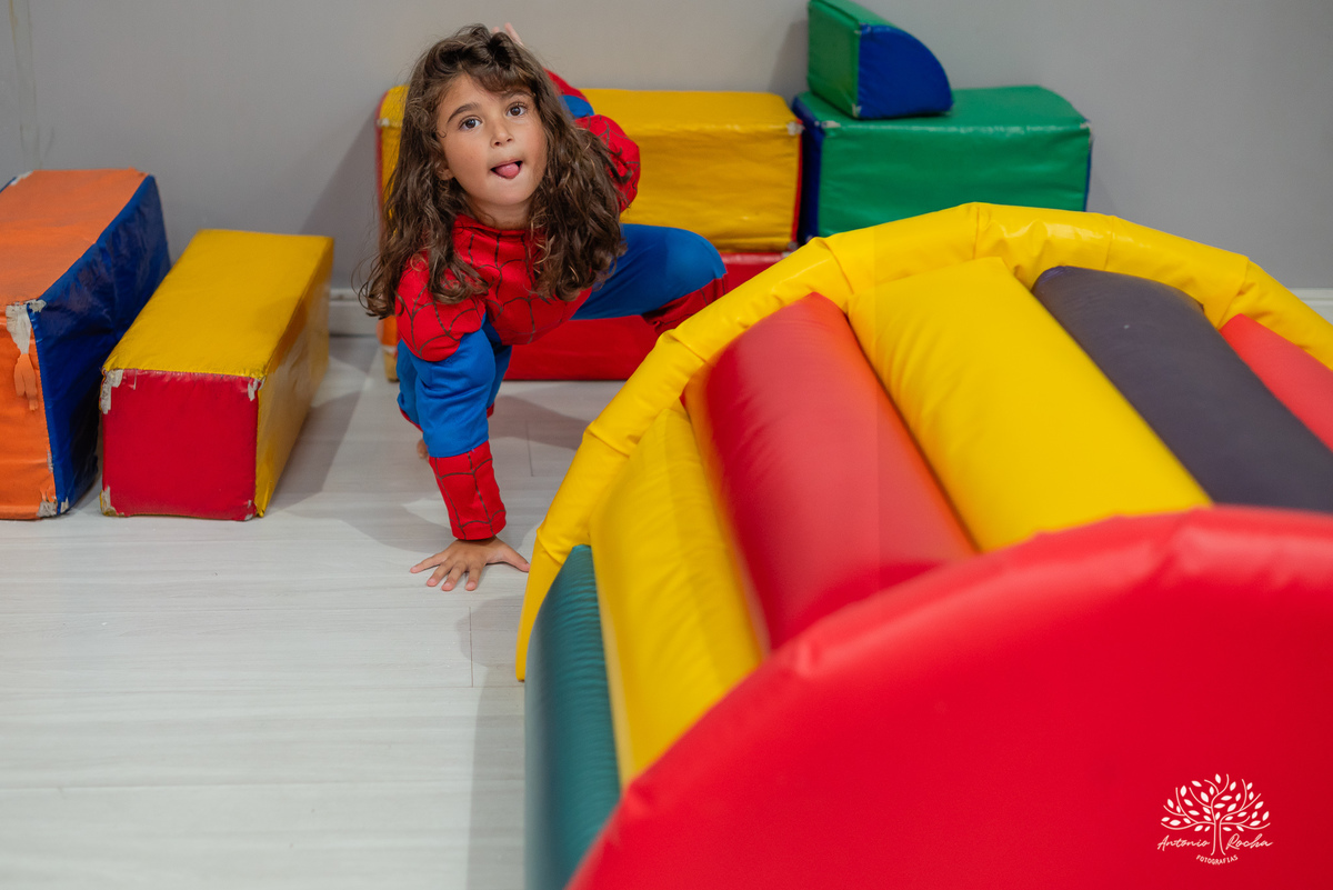 Eulália-4-anos - aniversário-infantil - Frozen - fotógrafo-de-crianças - fotografia-infantil - Antonio-Rocha-Fotografias - decoração-Frozen - Cliff-Kids - língua-azul-Frozen - carinho-no-Olaf - ensaio-de-aniversário - aniversário-divertido - Pelotas