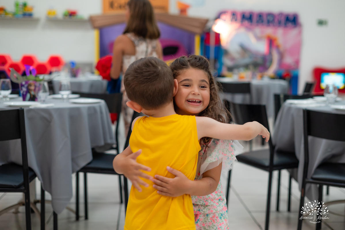 Eulália-4-anos - aniversário-infantil - Frozen - fotógrafo-de-crianças - fotografia-infantil - Antonio-Rocha-Fotografias - decoração-Frozen - Cliff-Kids - língua-azul-Frozen - carinho-no-Olaf - ensaio-de-aniversário - aniversário-divertido - Pelotas