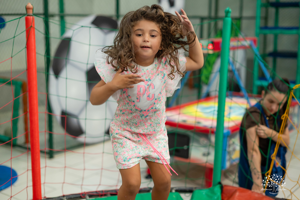 Eulália-4-anos - aniversário-infantil - Frozen - fotógrafo-de-crianças - fotografia-infantil - Antonio-Rocha-Fotografias - decoração-Frozen - Cliff-Kids - língua-azul-Frozen - carinho-no-Olaf - ensaio-de-aniversário - aniversário-divertido - Pelotas