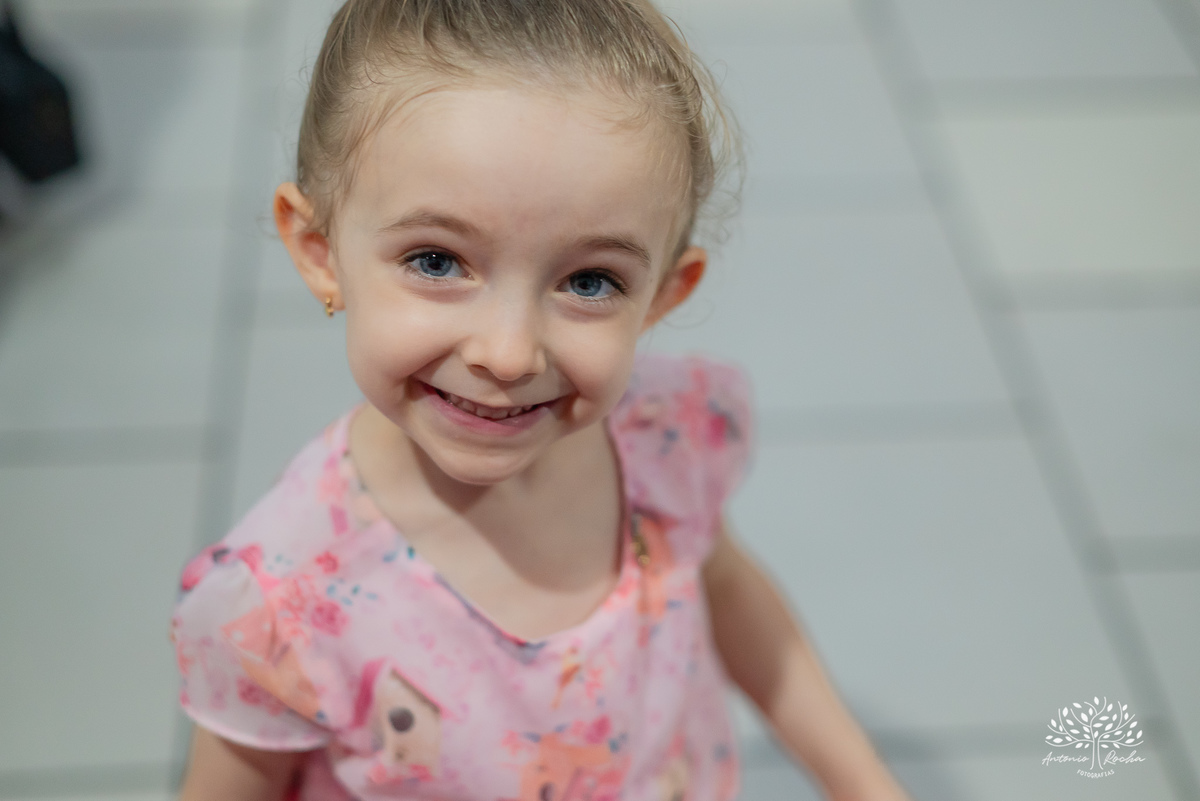 Eulália-4-anos - aniversário-infantil - Frozen - fotógrafo-de-crianças - fotografia-infantil - Antonio-Rocha-Fotografias - decoração-Frozen - Cliff-Kids - língua-azul-Frozen - carinho-no-Olaf - ensaio-de-aniversário - aniversário-divertido - Pelotas