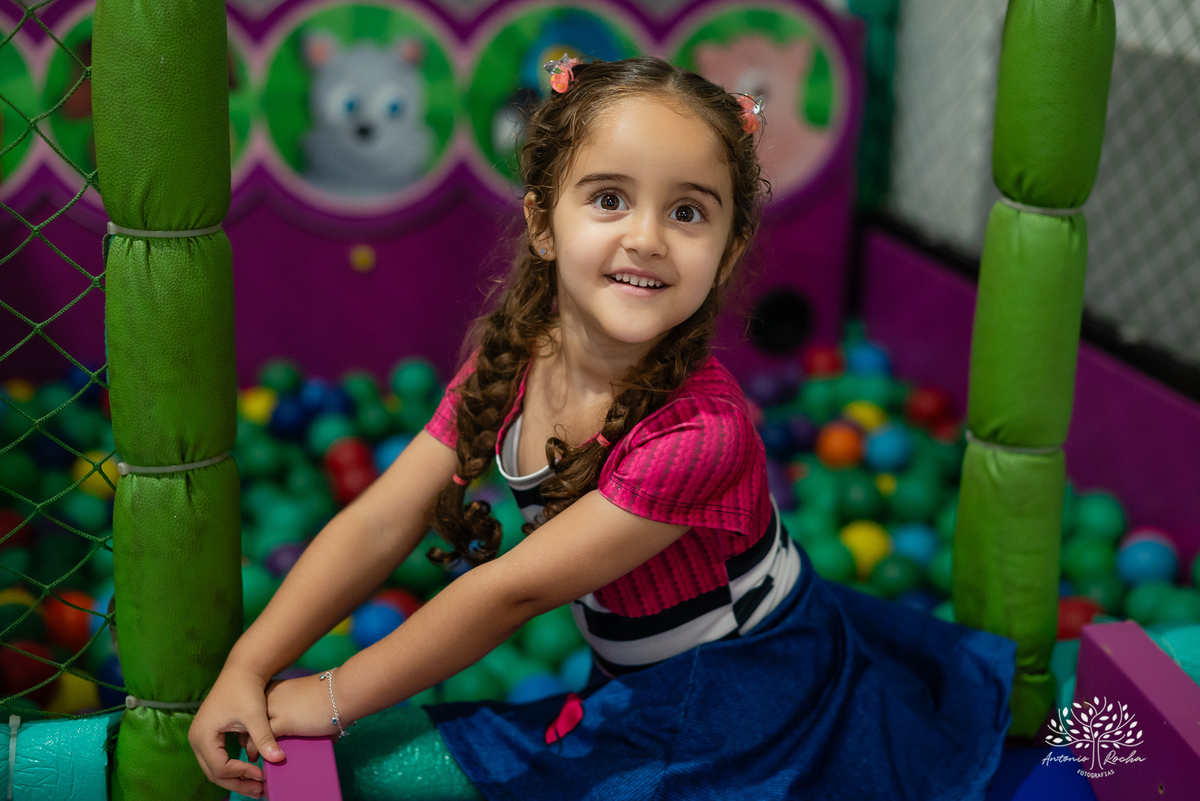 Eulália-4-anos - aniversário-infantil - Frozen - fotógrafo-de-crianças - fotografia-infantil - Antonio-Rocha-Fotografias - decoração-Frozen - Cliff-Kids - língua-azul-Frozen - carinho-no-Olaf - ensaio-de-aniversário - aniversário-divertido - Pelotas