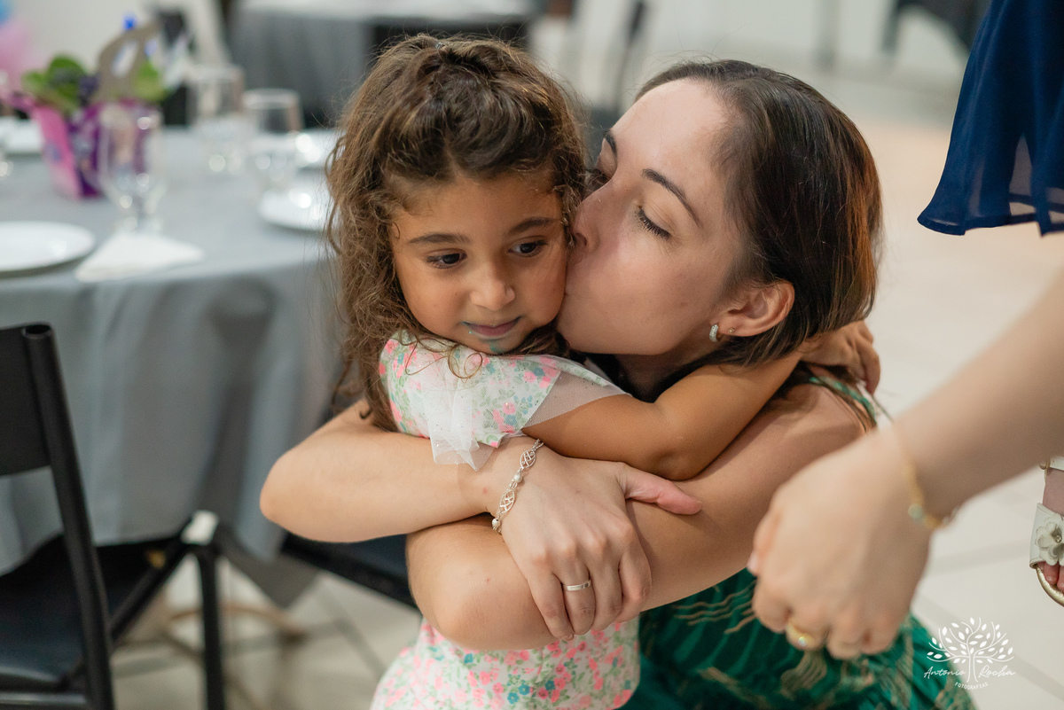 Eulália-4-anos - aniversário-infantil - Frozen - fotógrafo-de-crianças - fotografia-infantil - Antonio-Rocha-Fotografias - decoração-Frozen - Cliff-Kids - língua-azul-Frozen - carinho-no-Olaf - ensaio-de-aniversário - aniversário-divertido - Pelotas