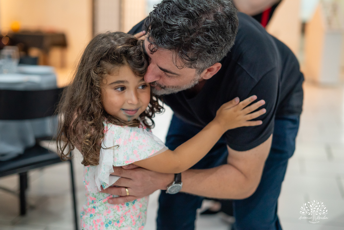 Eulália-4-anos - aniversário-infantil - Frozen - fotógrafo-de-crianças - fotografia-infantil - Antonio-Rocha-Fotografias - decoração-Frozen - Cliff-Kids - língua-azul-Frozen - carinho-no-Olaf - ensaio-de-aniversário - aniversário-divertido - Pelotas