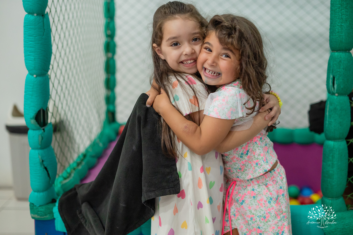 Eulália-4-anos - aniversário-infantil - Frozen - fotógrafo-de-crianças - fotografia-infantil - Antonio-Rocha-Fotografias - decoração-Frozen - Cliff-Kids - língua-azul-Frozen - carinho-no-Olaf - ensaio-de-aniversário - aniversário-divertido - Pelotas