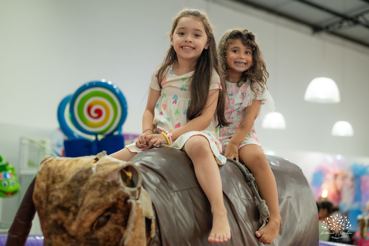 Eulália-4-anos - aniversário-infantil - Frozen - fotógrafo-de-crianças - fotografia-infantil - Antonio-Rocha-Fotografias - decoração-Frozen - Cliff-Kids - língua-azul-Frozen - carinho-no-Olaf - ensaio-de-aniversário - aniversário-divertido - Pelotas