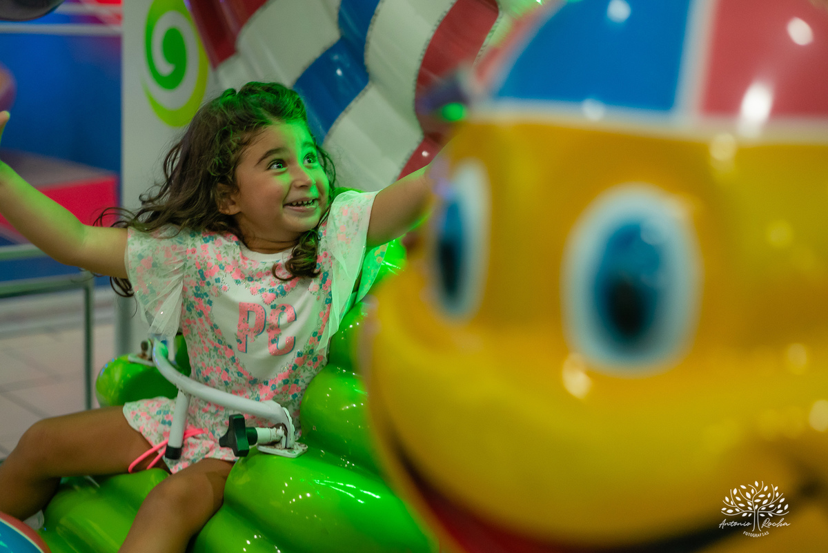 Eulália-4-anos - aniversário-infantil - Frozen - fotógrafo-de-crianças - fotografia-infantil - Antonio-Rocha-Fotografias - decoração-Frozen - Cliff-Kids - língua-azul-Frozen - carinho-no-Olaf - ensaio-de-aniversário - aniversário-divertido - Pelotas