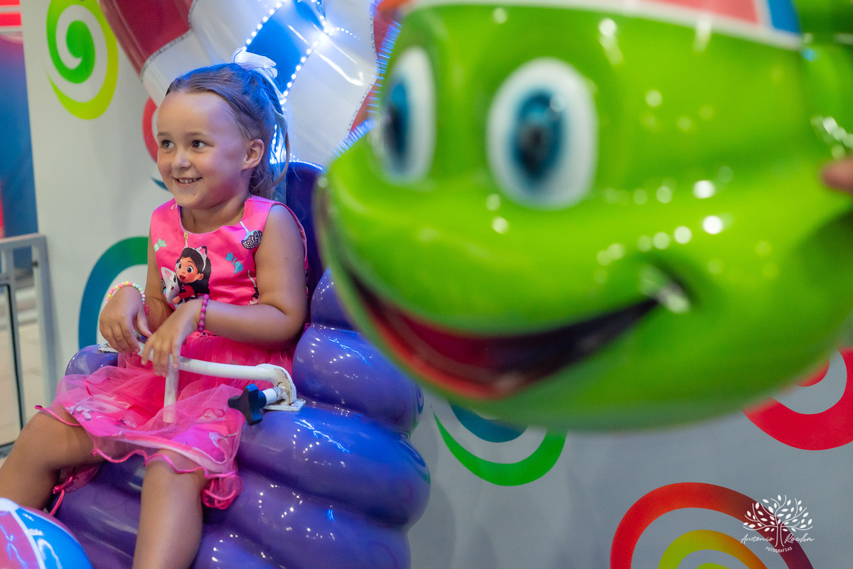Eulália-4-anos - aniversário-infantil - Frozen - fotógrafo-de-crianças - fotografia-infantil - Antonio-Rocha-Fotografias - decoração-Frozen - Cliff-Kids - língua-azul-Frozen - carinho-no-Olaf - ensaio-de-aniversário - aniversário-divertido - Pelotas