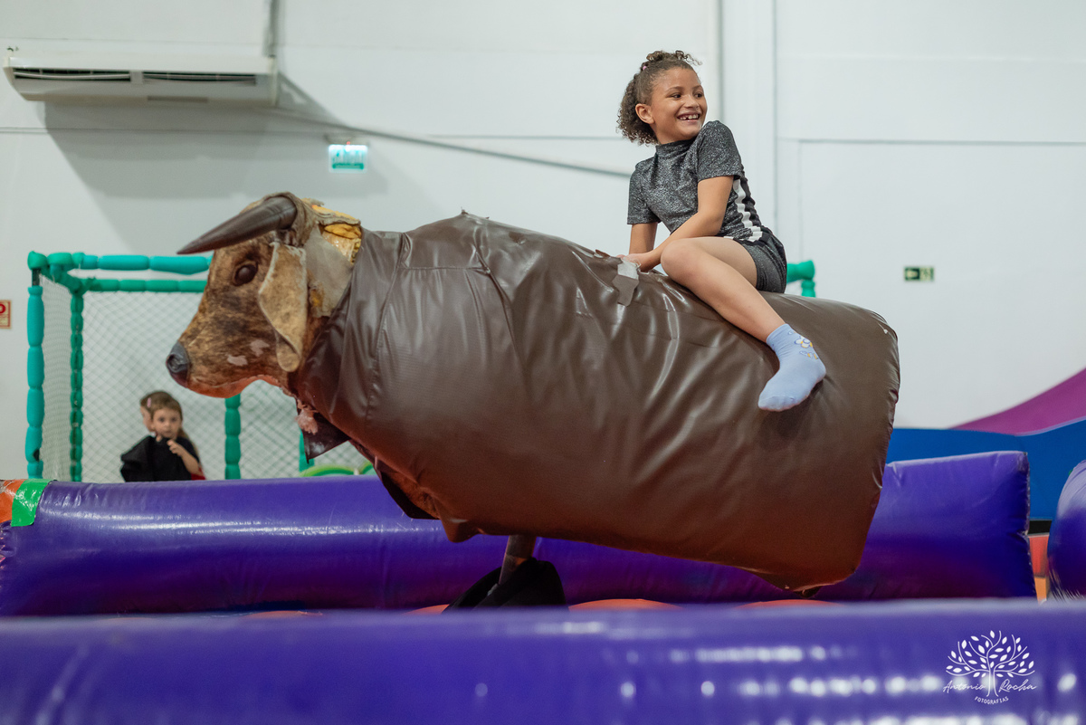 Eulália-4-anos - aniversário-infantil - Frozen - fotógrafo-de-crianças - fotografia-infantil - Antonio-Rocha-Fotografias - decoração-Frozen - Cliff-Kids - língua-azul-Frozen - carinho-no-Olaf - ensaio-de-aniversário - aniversário-divertido - Pelotas