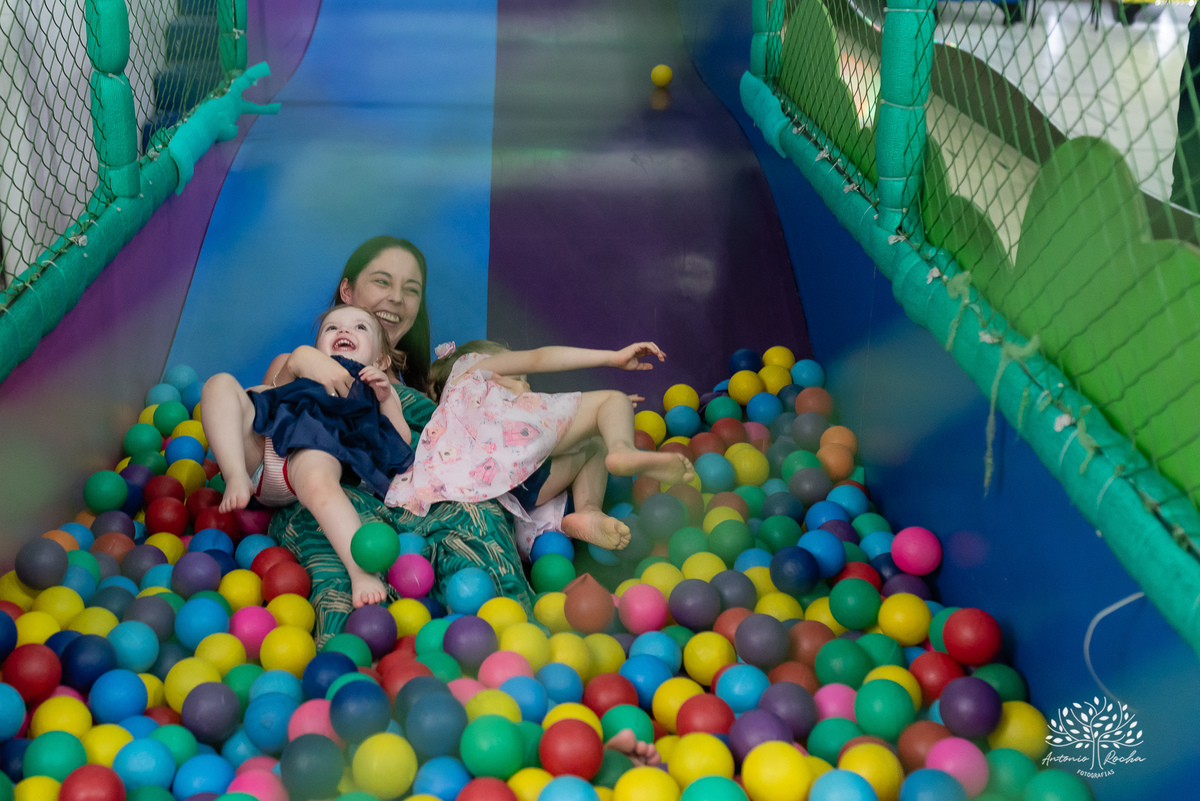 Eulália-4-anos - aniversário-infantil - Frozen - fotógrafo-de-crianças - fotografia-infantil - Antonio-Rocha-Fotografias - decoração-Frozen - Cliff-Kids - língua-azul-Frozen - carinho-no-Olaf - ensaio-de-aniversário - aniversário-divertido - Pelotas