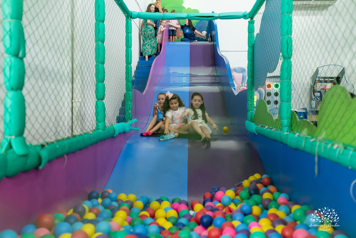 Eulália-4-anos - aniversário-infantil - Frozen - fotógrafo-de-crianças - fotografia-infantil - Antonio-Rocha-Fotografias - decoração-Frozen - Cliff-Kids - língua-azul-Frozen - carinho-no-Olaf - ensaio-de-aniversário - aniversário-divertido - Pelotas