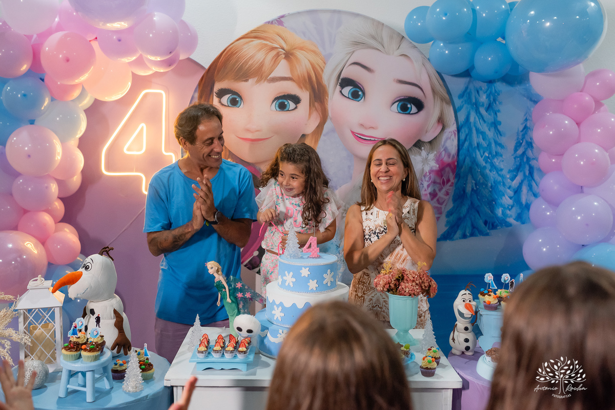 Eulália-4-anos - aniversário-infantil - Frozen - fotógrafo-de-crianças - fotografia-infantil - Antonio-Rocha-Fotografias - decoração-Frozen - Cliff-Kids - língua-azul-Frozen - carinho-no-Olaf - ensaio-de-aniversário - aniversário-divertido - Pelotas