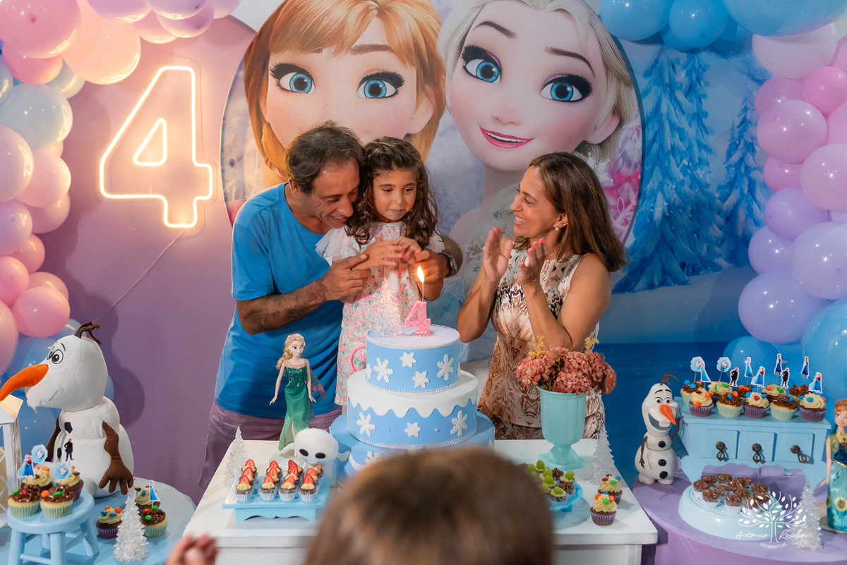 Eulália-4-anos - aniversário-infantil - Frozen - fotógrafo-de-crianças - fotografia-infantil - Antonio-Rocha-Fotografias - decoração-Frozen - Cliff-Kids - língua-azul-Frozen - carinho-no-Olaf - ensaio-de-aniversário - aniversário-divertido - Pelotas