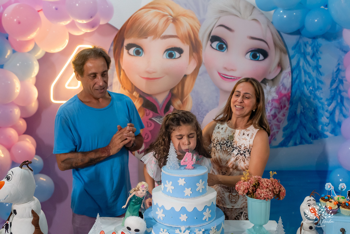 Eulália-4-anos - aniversário-infantil - Frozen - fotógrafo-de-crianças - fotografia-infantil - Antonio-Rocha-Fotografias - decoração-Frozen - Cliff-Kids - língua-azul-Frozen - carinho-no-Olaf - ensaio-de-aniversário - aniversário-divertido - Pelotas