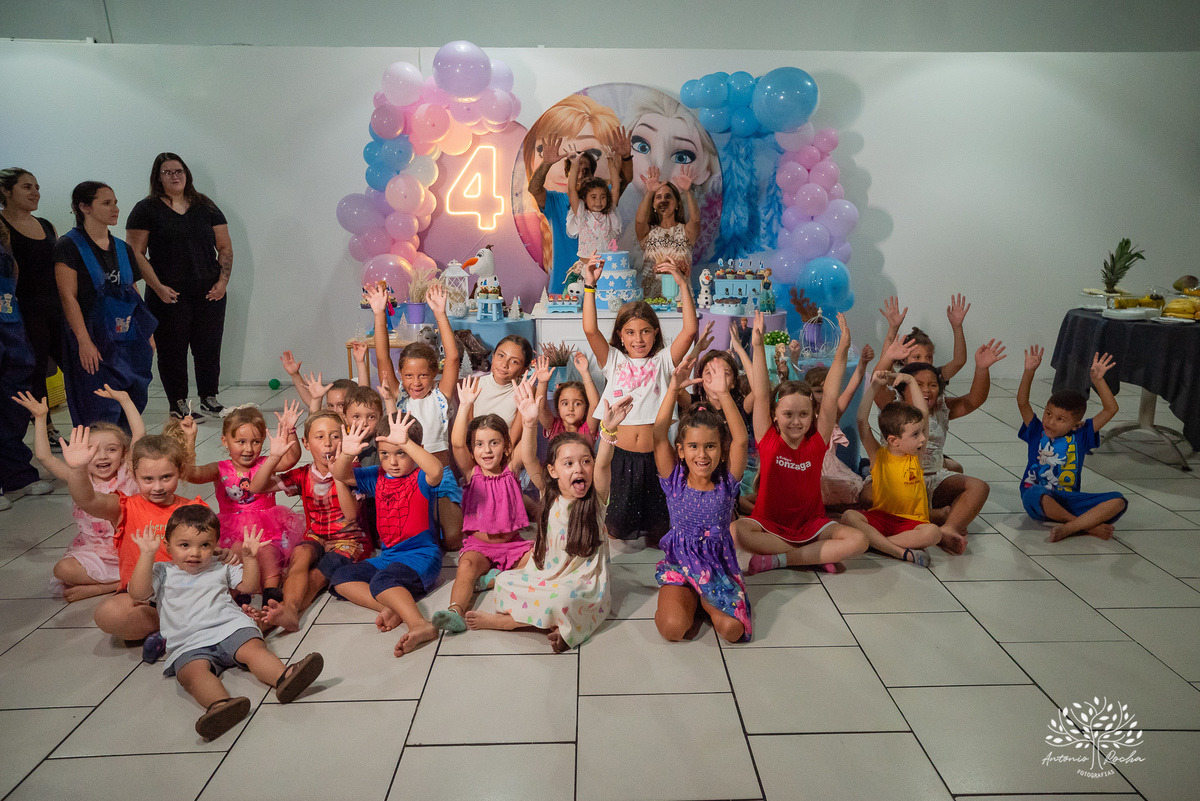 Eulália-4-anos - aniversário-infantil - Frozen - fotógrafo-de-crianças - fotografia-infantil - Antonio-Rocha-Fotografias - decoração-Frozen - Cliff-Kids - língua-azul-Frozen - carinho-no-Olaf - ensaio-de-aniversário - aniversário-divertido - Pelotas