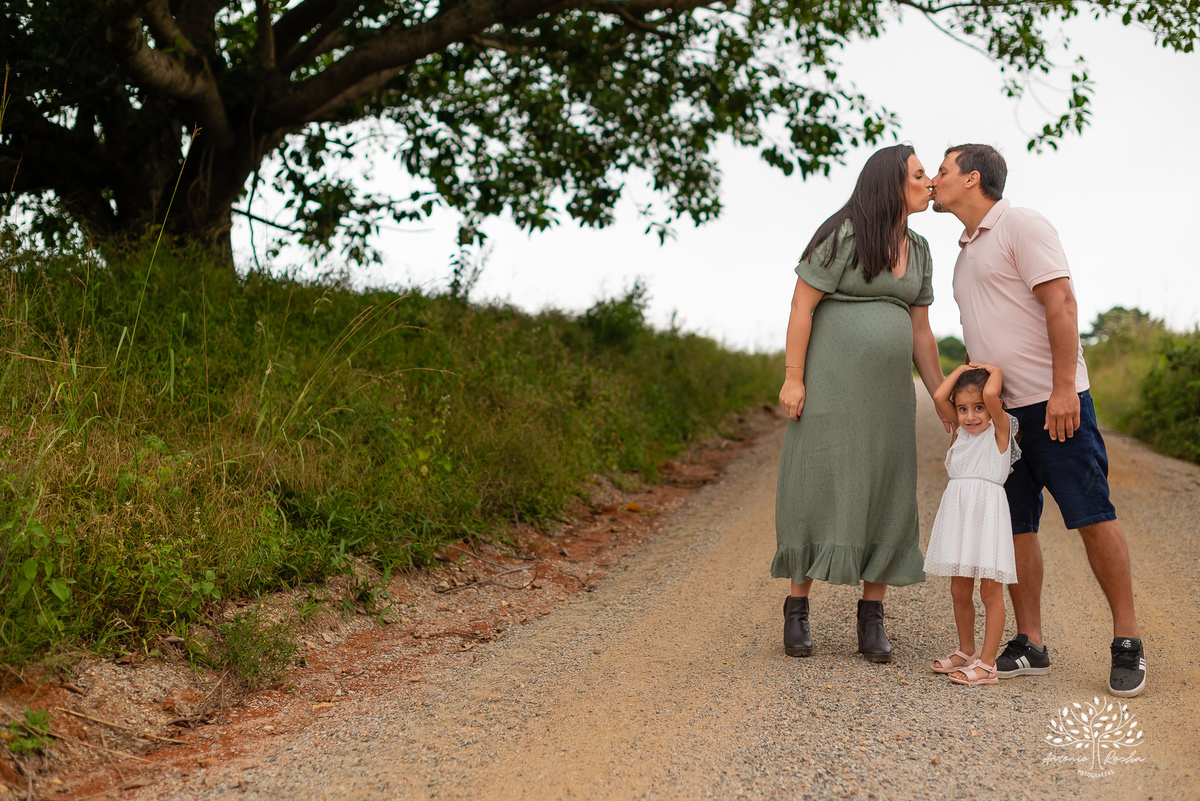 ensaio gestante - fotografia de família - espera do bebê - quartinho do bebê - chegada do bebê ensaio externo - conexão familiar - fotógrafo de gestante - Antonio Rocha Fotografias - ensaio em casa - ensaio lifestyle - ensaio no quintal - pelotas