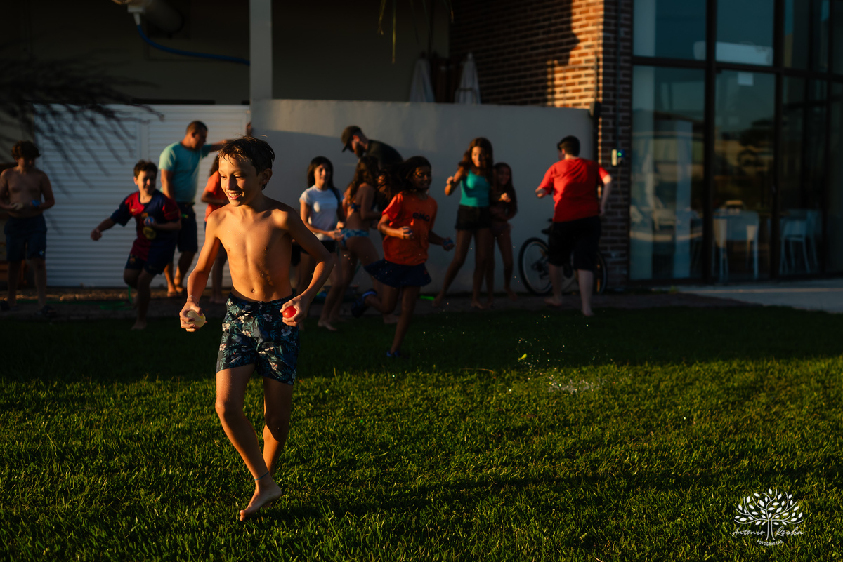 festa infantil - aniversário de 11 anos - fotografia de festa - fotógrafo infantil - festa no salão de condomínio - futebol de sabão - bexiga de água - @pesdescalco - lembranças da infância - Antonio Rocha Fotografias - fotografia de aniversário - Pelotas
