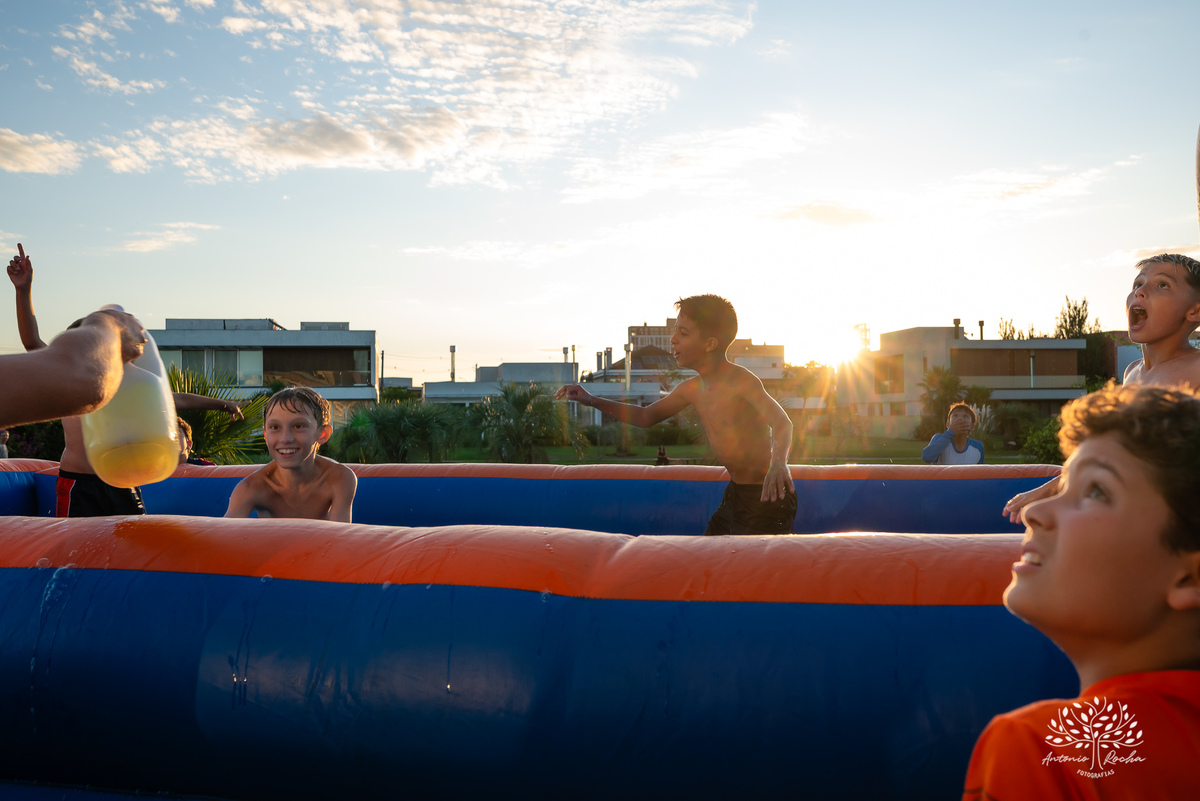 festa infantil - aniversário de 11 anos - fotografia de festa - fotógrafo infantil - festa no salão de condomínio - futebol de sabão - bexiga de água - @pesdescalco - lembranças da infância - Antonio Rocha Fotografias - fotografia de aniversário - Pelotas