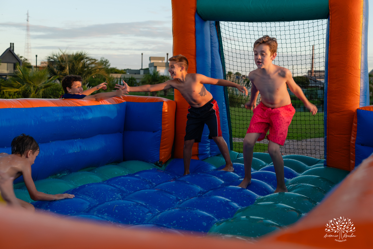 festa infantil - aniversário de 11 anos - fotografia de festa - fotógrafo infantil - festa no salão de condomínio - futebol de sabão - bexiga de água - @pesdescalco - lembranças da infância - Antonio Rocha Fotografias - fotografia de aniversário - Pelotas