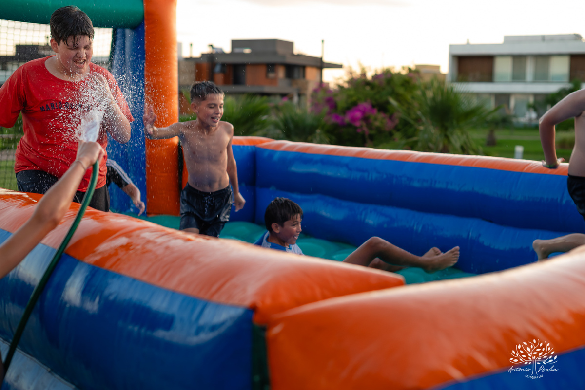 festa infantil - aniversário de 11 anos - fotografia de festa - fotógrafo infantil - festa no salão de condomínio - futebol de sabão - bexiga de água - @pesdescalco - lembranças da infância - Antonio Rocha Fotografias - fotografia de aniversário - Pelotas