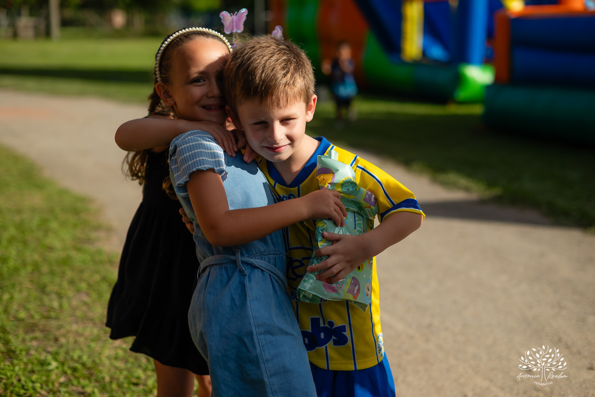 festa infantil - aniversário - fotógrafo de aniversário - fotógrafo infantil - Antonio Rocha Fotografias - escorrega inflável - fotografia de família - registros de infância - fotógrafo de eventos – ar livre - parabéns - fotógrafo de crianças - Pelotas