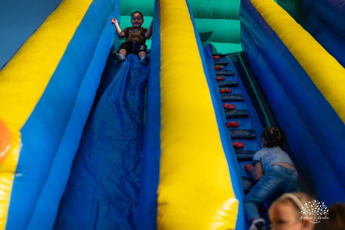 festa infantil - aniversário - fotógrafo de aniversário - fotógrafo infantil - Antonio Rocha Fotografias - escorrega inflável - fotografia de família - registros de infância - fotógrafo de eventos – ar livre - parabéns - fotógrafo de crianças - Pelotas