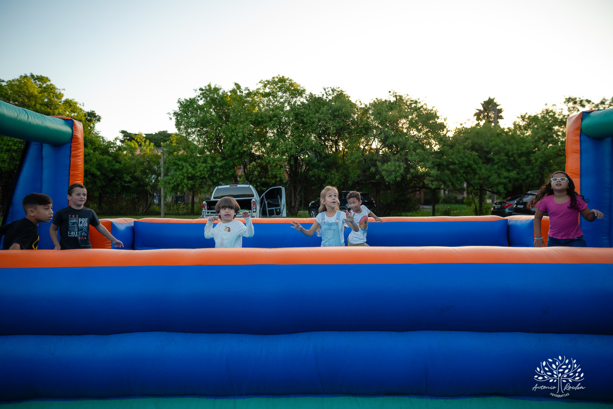 festa infantil - aniversário - fotógrafo de aniversário - fotógrafo infantil - Antonio Rocha Fotografias - escorrega inflável - fotografia de família - registros de infância - fotógrafo de eventos – ar livre - parabéns - fotógrafo de crianças - Pelotas