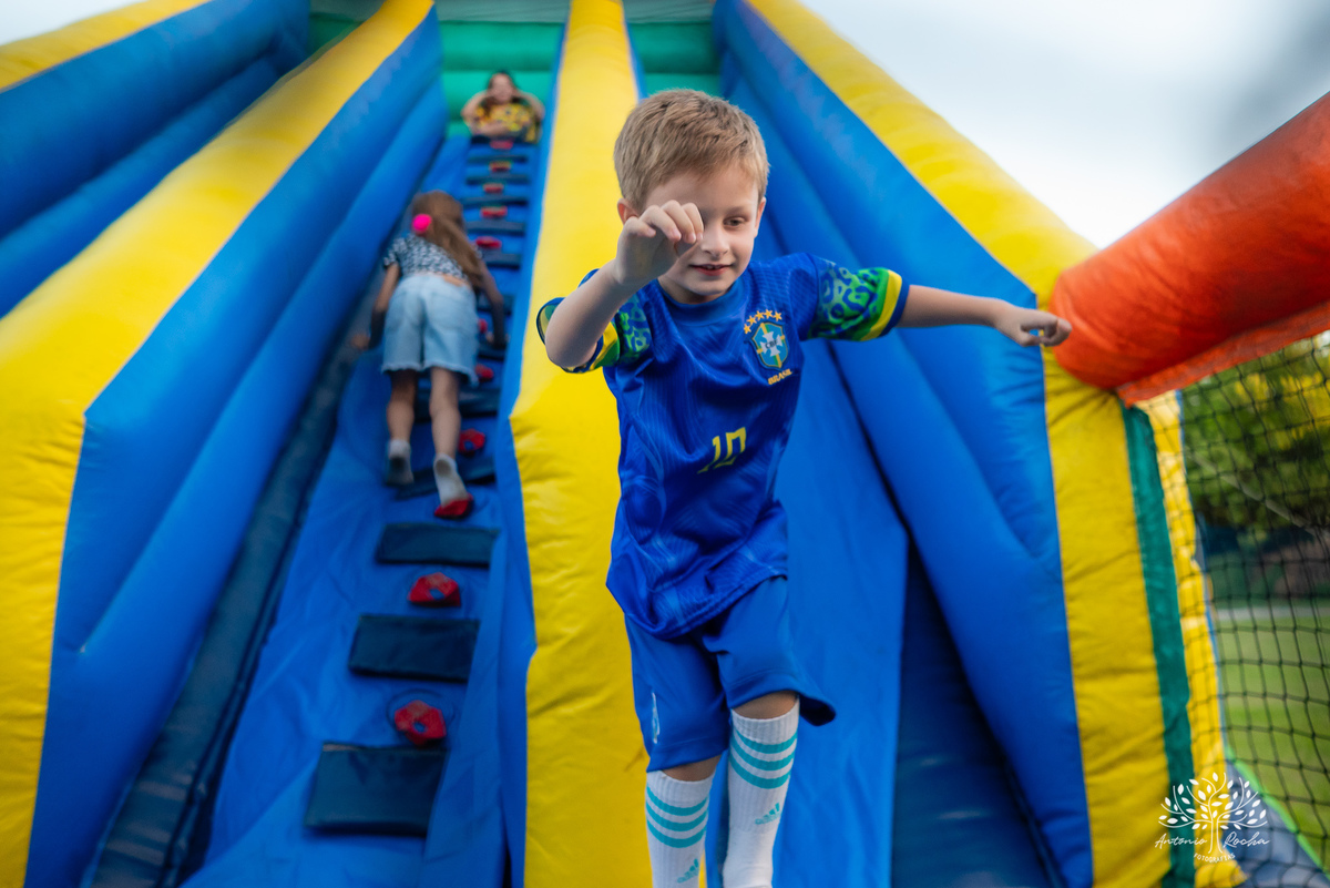 festa infantil - aniversário - fotógrafo de aniversário - fotógrafo infantil - Antonio Rocha Fotografias - escorrega inflável - fotografia de família - registros de infância - fotógrafo de eventos – ar livre - parabéns - fotógrafo de crianças - Pelotas