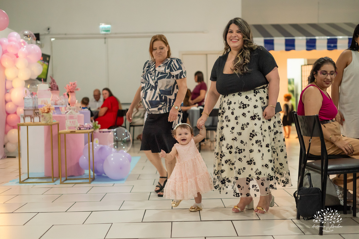 Isabella - primeiro aninho - festa infantil - fotografia de aniversário - fotógrafo de crianças - Cliff Kids - decoração de jardim - família - sorriso de criança - Antonio Rocha Fotografias - aniversário de 1 ano - ensaio infantil - fotografo profissional