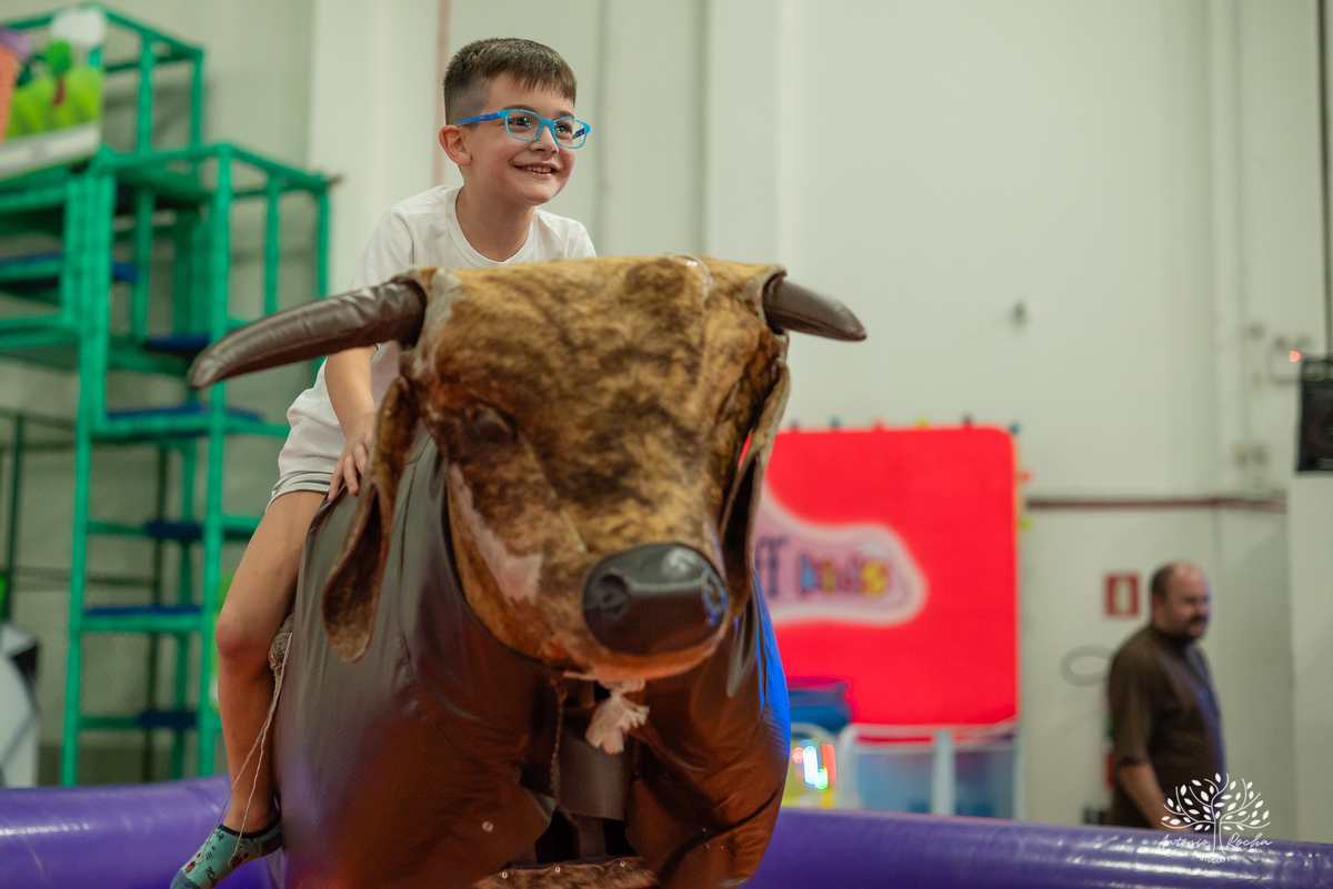 aniversário infantil - fotografia infantil - festa de 6 anos - Antonio Bento - fotógrafo de festas - Cliff Kids - fotografia de aniversário - fotógrafo Antonio Rocha – Pelotas - festa infantil - touro mecânico - fotografia espontânea – Festa de criança