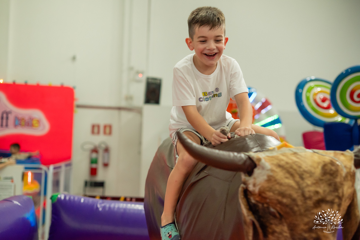 aniversário infantil - fotografia infantil - festa de 6 anos - Antonio Bento - fotógrafo de festas - Cliff Kids - fotografia de aniversário - fotógrafo Antonio Rocha – Pelotas - festa infantil - touro mecânico - fotografia espontânea – Festa de criança