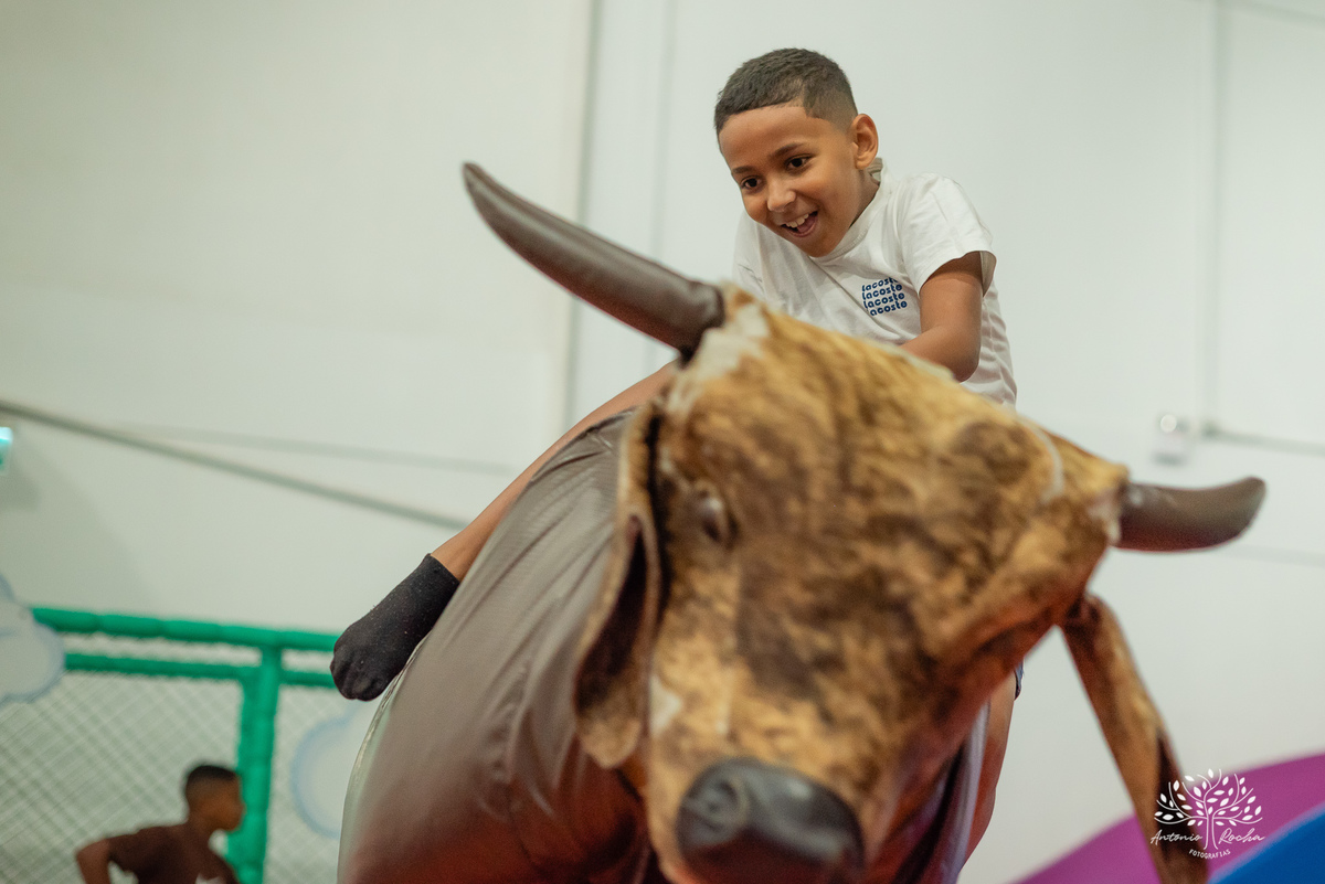 aniversário infantil - fotografia infantil - festa de 6 anos - Antonio Bento - fotógrafo de festas - Cliff Kids - fotografia de aniversário - fotógrafo Antonio Rocha – Pelotas - festa infantil - touro mecânico - fotografia espontânea – Festa de criança