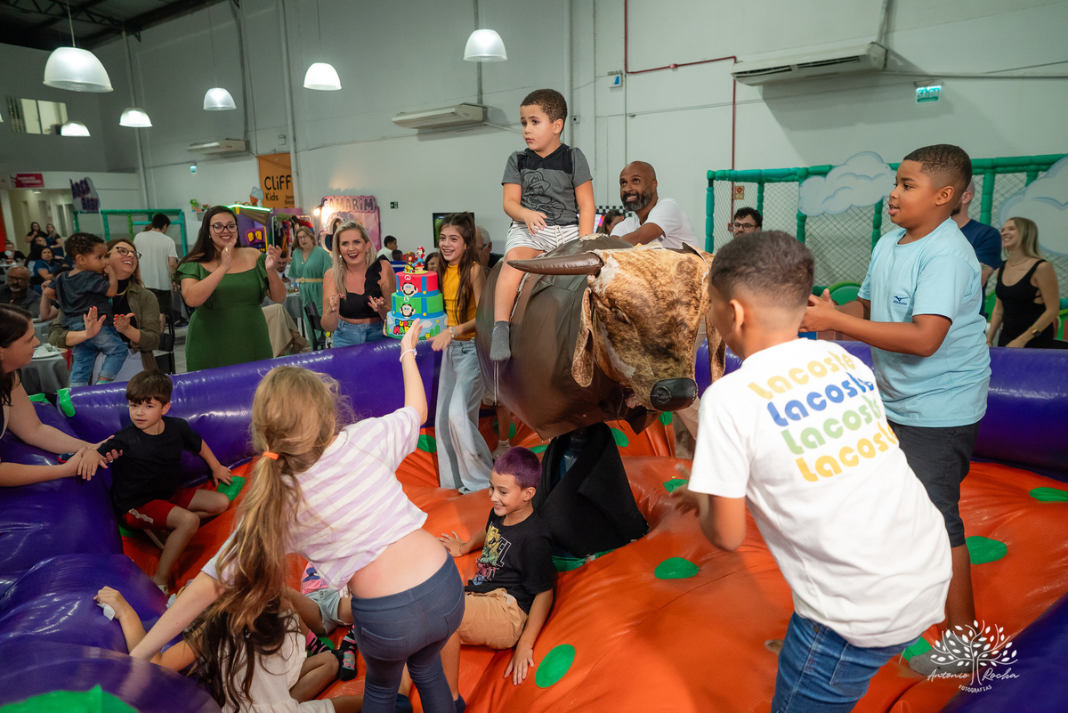 aniversário infantil - fotografia infantil - festa de 6 anos - Antonio Bento - fotógrafo de festas - Cliff Kids - fotografia de aniversário - fotógrafo Antonio Rocha – Pelotas - festa infantil - touro mecânico - fotografia espontânea – Festa de criança