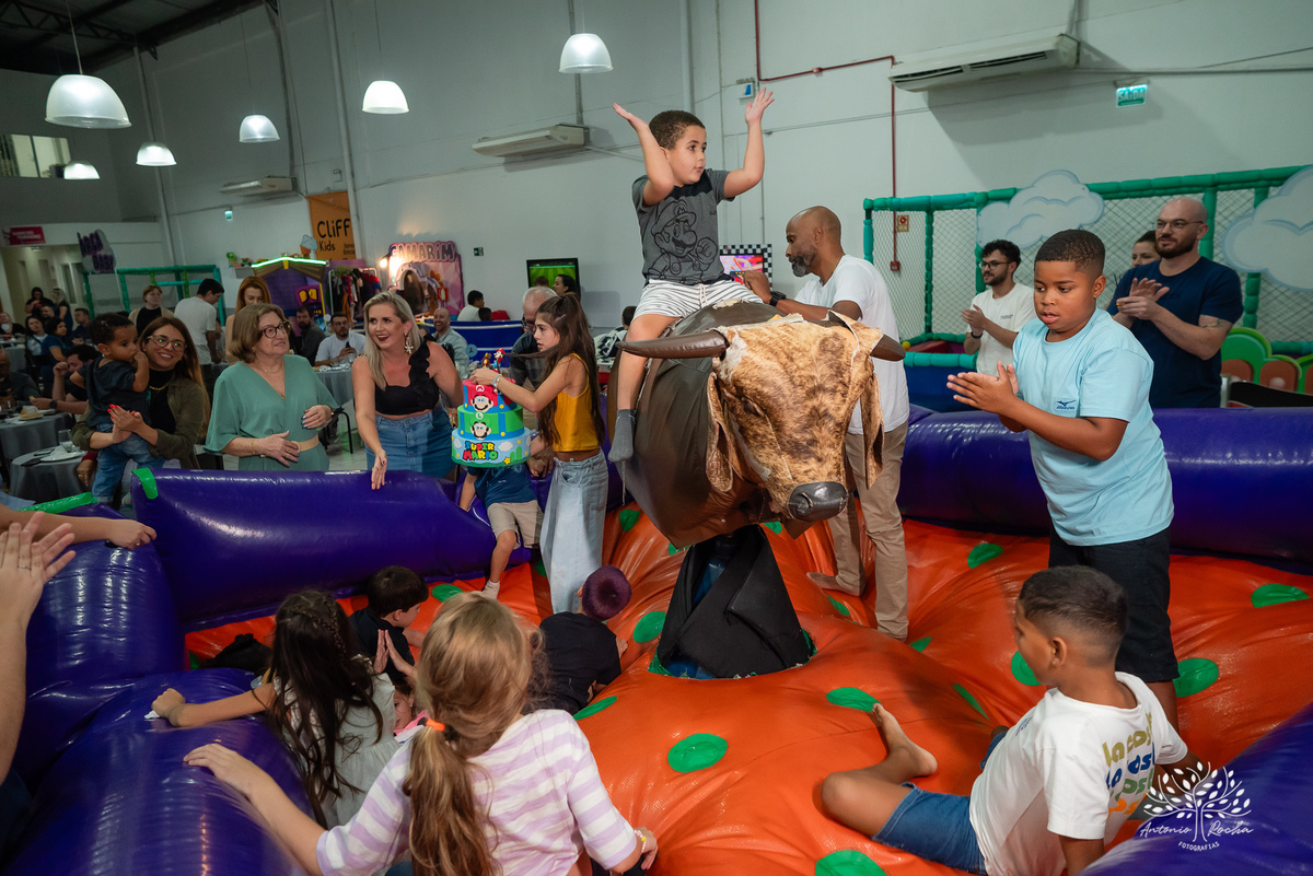 aniversário infantil - fotografia infantil - festa de 6 anos - Antonio Bento - fotógrafo de festas - Cliff Kids - fotografia de aniversário - fotógrafo Antonio Rocha – Pelotas - festa infantil - touro mecânico - fotografia espontânea – Festa de criança