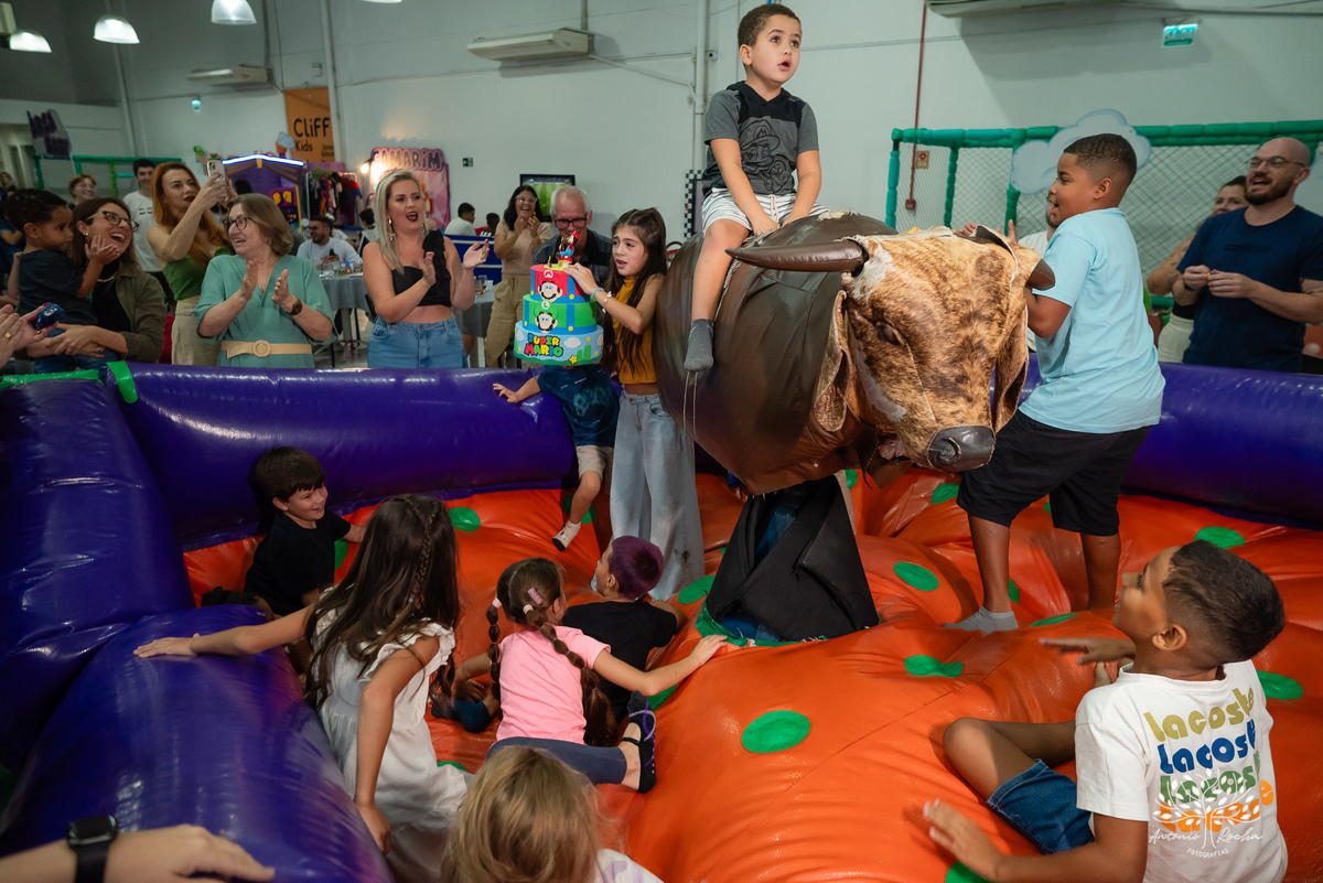 aniversário infantil - fotografia infantil - festa de 6 anos - Antonio Bento - fotógrafo de festas - Cliff Kids - fotografia de aniversário - fotógrafo Antonio Rocha – Pelotas - festa infantil - touro mecânico - fotografia espontânea – Festa de criança