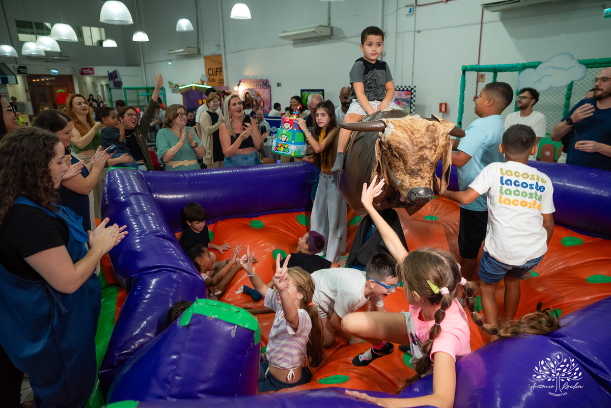 aniversário infantil - fotografia infantil - festa de 6 anos - Antonio Bento - fotógrafo de festas - Cliff Kids - fotografia de aniversário - fotógrafo Antonio Rocha – Pelotas - festa infantil - touro mecânico - fotografia espontânea – Festa de criança