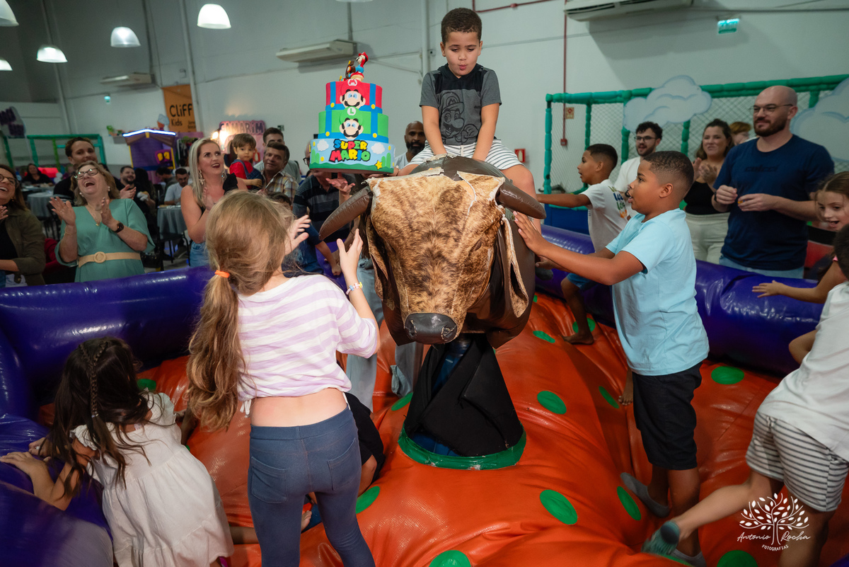 aniversário infantil - fotografia infantil - festa de 6 anos - Antonio Bento - fotógrafo de festas - Cliff Kids - fotografia de aniversário - fotógrafo Antonio Rocha – Pelotas - festa infantil - touro mecânico - fotografia espontânea – Festa de criança