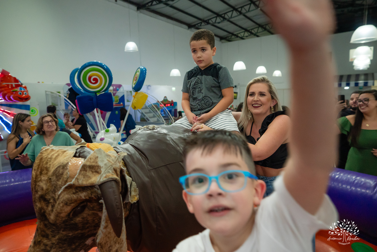 aniversário infantil - fotografia infantil - festa de 6 anos - Antonio Bento - fotógrafo de festas - Cliff Kids - fotografia de aniversário - fotógrafo Antonio Rocha – Pelotas - festa infantil - touro mecânico - fotografia espontânea – Festa de criança