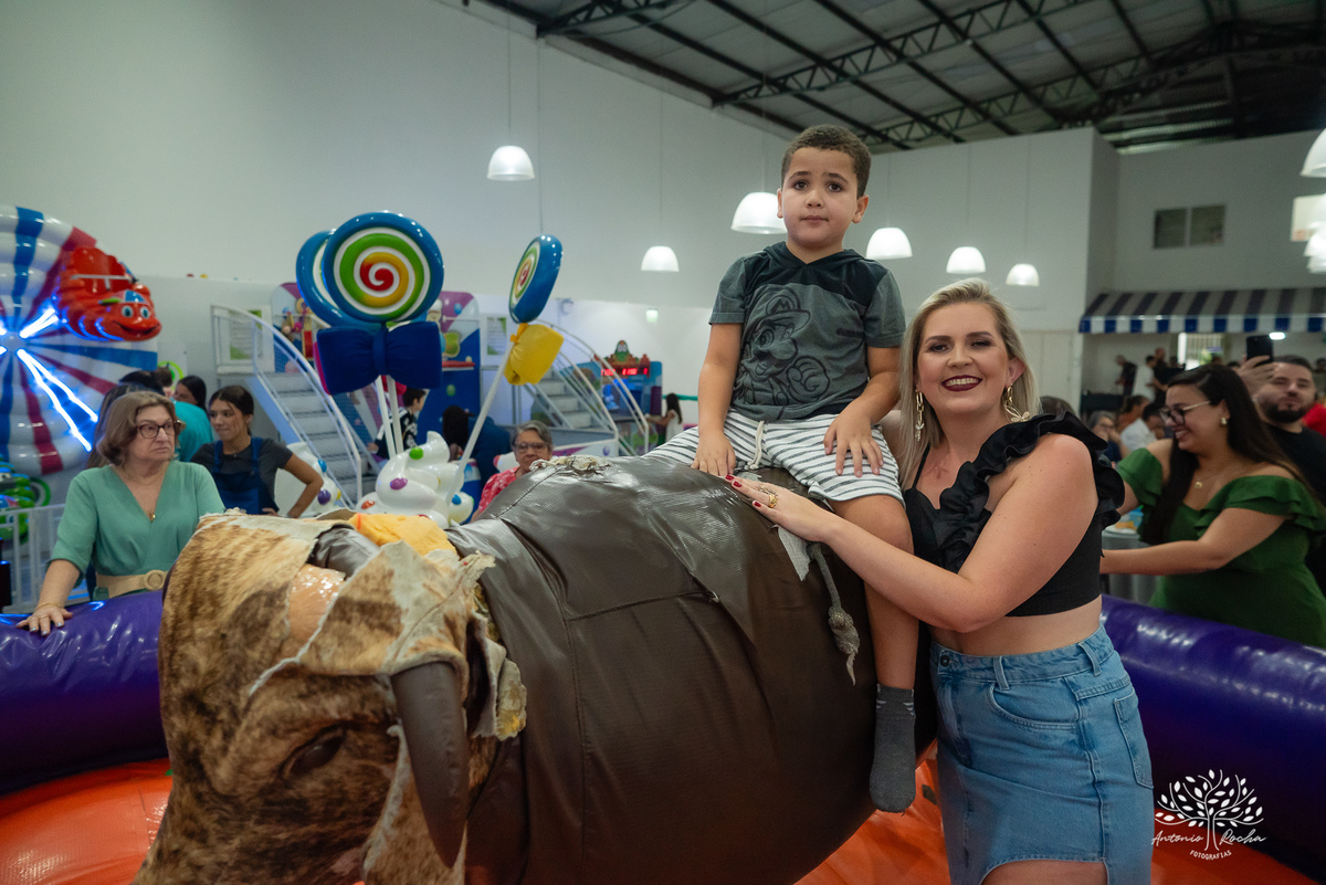aniversário infantil - fotografia infantil - festa de 6 anos - Antonio Bento - fotógrafo de festas - Cliff Kids - fotografia de aniversário - fotógrafo Antonio Rocha – Pelotas - festa infantil - touro mecânico - fotografia espontânea – Festa de criança