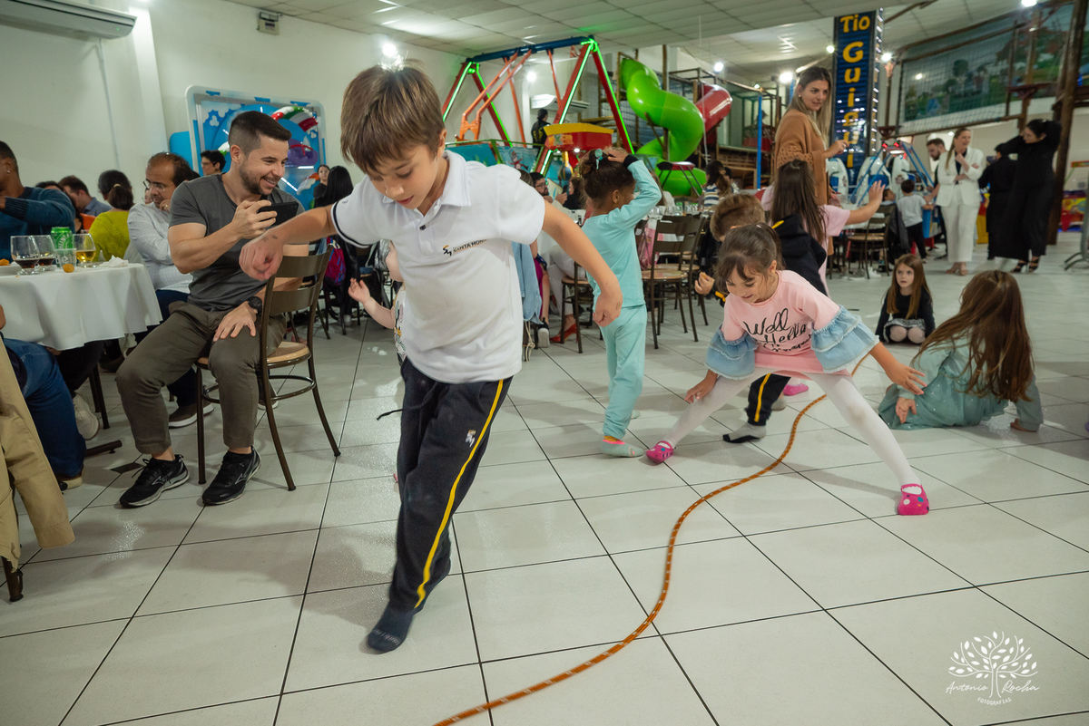 fotografia-infantil - aniversário-infantil - 5-anos - festa-da-maitê - fotógrafo-de-crianças - fotografia-de-aniversário - lembranças-especiais - roxito - salão-tio-guigui - show-do-parabéns - lol-surprise - Pelotas - antonio-rocha-fotografias